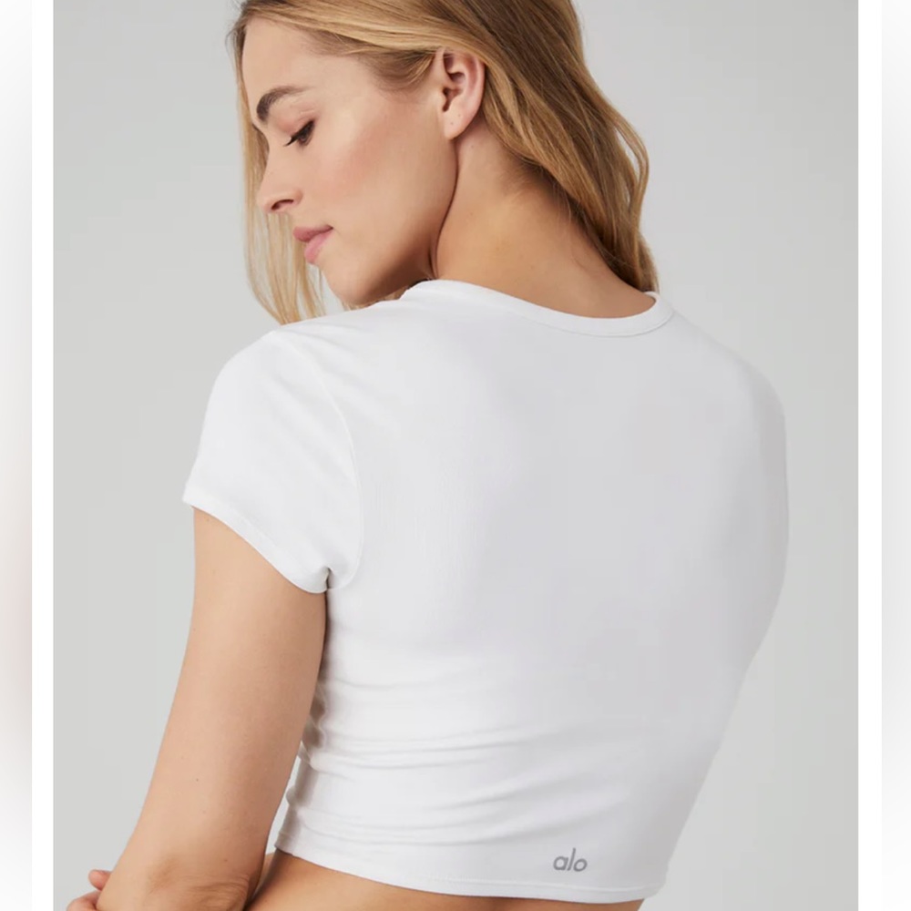 BNWT Alo Soft Crop Finesse Short Sleeve in White
